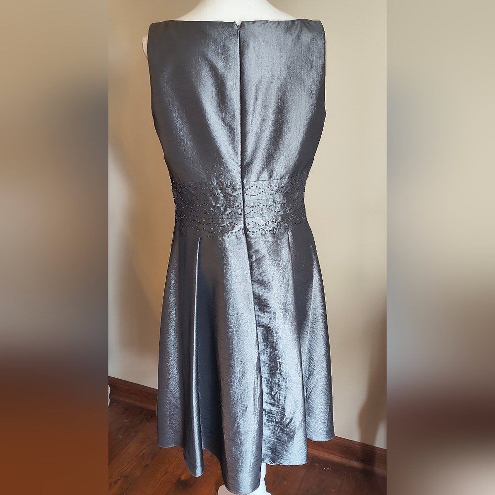 Jones Wear Silver Gray Cocktail Dress Beaded Waist V-neck Size 10 Sleeveless - Picture 3 of 4